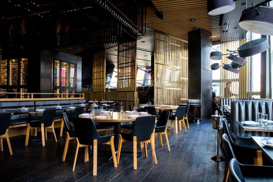 Elegant restaurang med många sittplatser, träpaneler och textilier