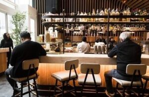 Gäster sitter ensamma vid en bardisk på en modern restaurang